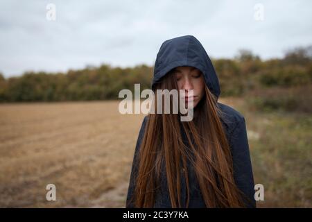 Russia, Omsk, Ritratto di giovane donna sul campo Foto Stock