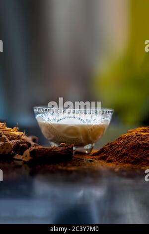 Maschera facciale per Melasma composta da polvere di Revand chini e latte. Colpo di revand crudi radici chini, polvere e latte. Foto Stock