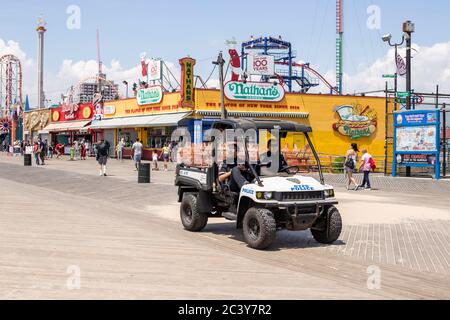 Coney Island, Brooklyn, New York, USA - NYPD auto pattugliando la zona sulla Coney Island Boardwalk, giugno 2020. Foto Stock