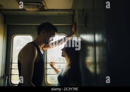 Giovane coppia che flirta in treno Foto Stock