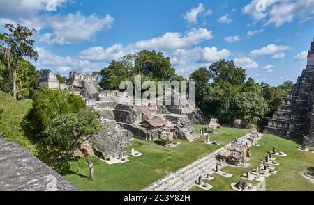 Guatamala, Tikal, Vista della piramide Maya Foto Stock
