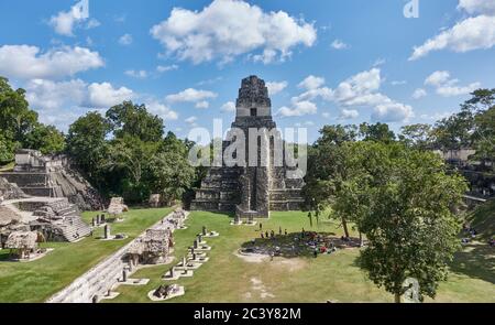 Guatamala, Tikal, Vista della piramide Maya Foto Stock