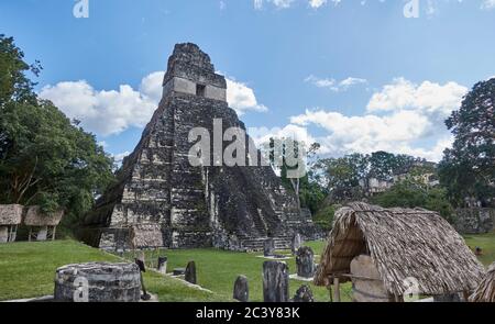 Guatamala, Tikal, Vista della piramide Maya Foto Stock