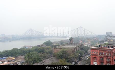 Vista del paesaggio del ponte di Howrah in una giornata nuvolosa sullo sfondo del cielo nuvoloso. Kolkata paesaggio della città. Foto Stock