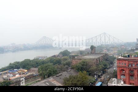 Vista del paesaggio del ponte di Howrah in una giornata nuvolosa sullo sfondo del cielo nuvoloso. Kolkata paesaggio della città. Foto Stock