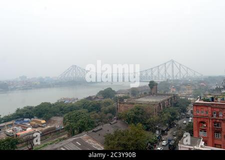 Vista del paesaggio del ponte di Howrah in una giornata nuvolosa sullo sfondo del cielo nuvoloso. Kolkata paesaggio della città. Foto Stock