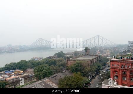 Vista del paesaggio del ponte di Howrah in una giornata nuvolosa sullo sfondo del cielo nuvoloso. Kolkata paesaggio della città. Foto Stock