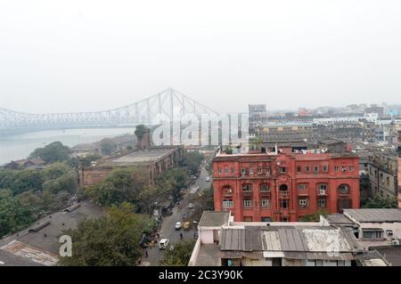 Vista del paesaggio del ponte di Howrah in una giornata nuvolosa sullo sfondo del cielo nuvoloso. Kolkata paesaggio della città. Foto Stock