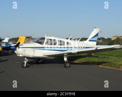 G-BDPA, un guerriero cherokee Piper PA-28-151 gestito dal Prestwick Flight Center, in esposizione statica al RAF Leuchars Airshow nel 2012. Foto Stock