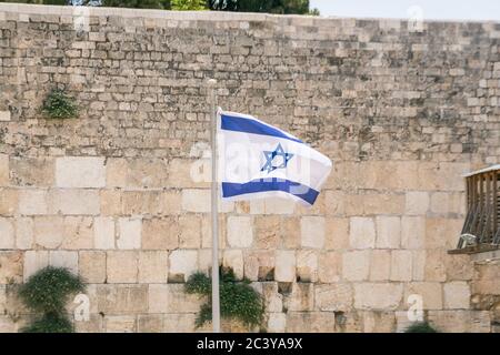 Bandiera di Israele di fronte al Muro Occidentale Foto Stock