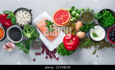 Cibo sano. Protezione di virus e coronavirus, concetto di aumento dell'immunità. Alimenti ad alto contenuto di omega 3, antiossidanti e vitamine. Vista dall'alto Foto Stock