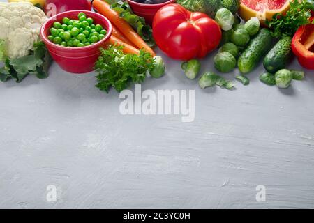 Verdure fresche. Concetto vegetariano e vegano. Alimenti ricchi di vitamine, minerali e antiossidanti. Dieta sana per l'aumento immunitario. Immagine con Foto Stock