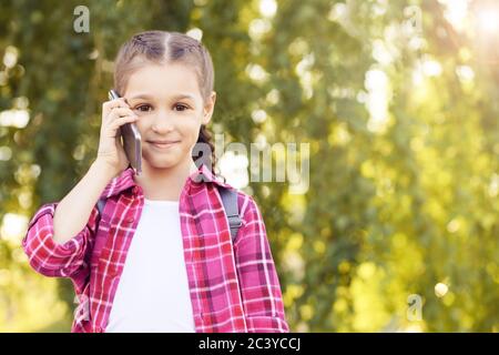 Telefono di piccola ragazza e chat. Telefono occupato. Guardare Foto Stock