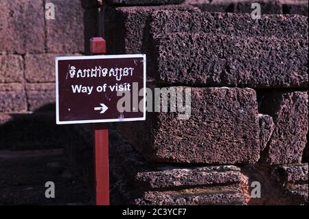 Cartello bilingue "modo di visitare", Tempio di Banteay Srei. Parco Archeologico di Angkor, provincia di Siem Reap, Cambogia. © Kraig Lieb Foto Stock