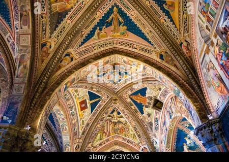 Siena, Italia - CIRCA 2013: Battistero di San Giovanni (Battistero di San Giovanni) interno soffitto nel complesso Duomo di Siena. Foto Stock