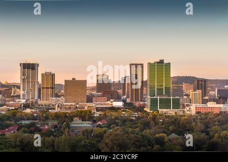 Pretoria (Tshwane), Sudafrica - 17 aprile 2016. Vista all'alba dello skyline del centro città. Foto Stock