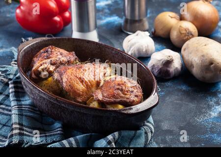 Cosce di pollo arrosto e patate in casseruola Foto Stock