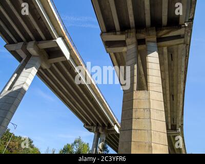 Supporti e si estende del Ponte Nord nella città di Voronezh contro il cielo blu Foto Stock