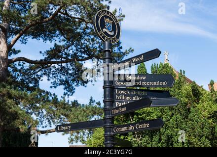 Indicazioni locali in High Street, Chalfont St. Peter, Buckinghamshire, Inghilterra, Regno Unito Foto Stock