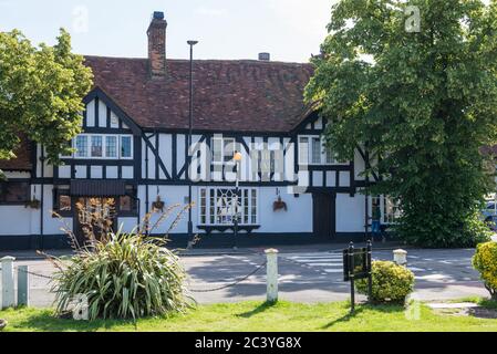 La Casa pubblica del 17 ° secolo White Hart in Aylesbury End, Beaconsfield, Buckinghamshire, Inghilterra, Regno Unito Foto Stock