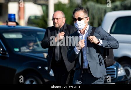 Berlino, Germania. 23 Giugno 2020. Heiko Maas (SPD, r), ministro degli Esteri, sale in un aereo dell'ala della missione aerea speciale dell'esercito tedesco presso la parte militare dell'aeroporto di Tegel per volare a Valencia, Spagna. La Spagna non ha riaperto i suoi confini per i turisti fino al 21.06.2020. Il ministro degli Esteri tedesco visita uno dei maggiori paesi dell'Unione europea pochi giorni prima dell'inizio della Presidenza tedesca del Consiglio dell'Unione europea. Credit: Bernd von Jutrczenka/dpa/Alamy Live News Foto Stock