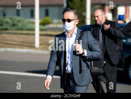 Berlino, Germania. 23 Giugno 2020. Heiko Maas (SPD, l), ministro degli Esteri, sale in un aereo dell'ala della missione aerea speciale dell'esercito tedesco presso la parte militare dell'aeroporto di Tegel per volare a Valencia (Spagna). La Spagna non ha riaperto i suoi confini per i turisti fino al 21.06.2020. Il ministro degli Esteri tedesco visita uno dei maggiori paesi dell'Unione europea pochi giorni prima dell'inizio della Presidenza tedesca del Consiglio dell'Unione europea. Credit: Bernd von Jutrczenka/dpa/Alamy Live News Foto Stock