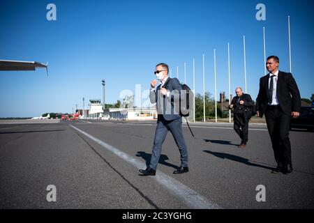 Berlino, Germania. 23 Giugno 2020. Heiko Maas (SPD, l), ministro degli Esteri, sale in un aereo dell'ala della missione aerea speciale dell'esercito tedesco presso la parte militare dell'aeroporto di Tegel per volare a Valencia (Spagna). La Spagna non ha riaperto i suoi confini per i turisti fino al 21.06.2020. Il ministro degli Esteri tedesco visita uno dei maggiori paesi dell'Unione europea pochi giorni prima dell'inizio della Presidenza tedesca del Consiglio dell'Unione europea. Credit: Bernd von Jutrczenka/dpa/Alamy Live News Foto Stock