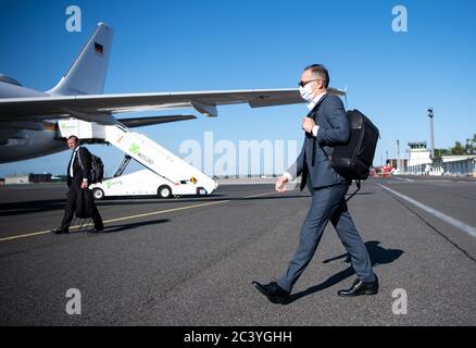 Berlino, Germania. 23 Giugno 2020. Heiko Maas (SPD, r), ministro degli Esteri, sale in un aereo dell'ala della missione aerea speciale dell'esercito tedesco presso la sezione militare dell'aeroporto di Tegel per volare a Valencia, Spagna. La Spagna non ha riaperto i suoi confini per i turisti fino al 21.06.2020. Il ministro degli Esteri tedesco visita uno dei maggiori paesi dell'Unione europea pochi giorni prima dell'inizio della Presidenza tedesca del Consiglio dell'Unione europea. Credit: Bernd von Jutrczenka/dpa/Alamy Live News Foto Stock