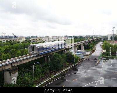 (200623) -- PECHINO, 23 giugno 2020 (Xinhua) -- UN prototipo di treno a levitazione magnetica prodotto dalla CRRC Qingdao Sifang Co. Viene raffigurato durante una prova su una linea di prova maglev nella Shanghai della Cina orientale, 21 giugno 2020. I controlli delle prestazioni del prototipo di treno a levitazione magnetica della Cina, sviluppato internamente, con una velocità massima di 600 km all'ora, sono iniziati a Shanghai domenica. Il prototipo di collaudo, che ha una sola vettura, può controllare e ottimizzare le tecnologie chiave e i componenti del sistema di base del sistema ad alta velocità maglev e gettare una base tecnologica per il futuro progetto di progettazione Foto Stock