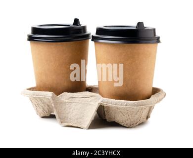 Due tazze da caffè monouso in un supporto di cartone isolato su sfondo bianco Foto Stock