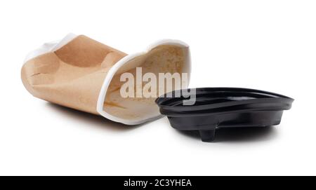 Tazza di caffè di carta marrone sbriciolata isolata su sfondo bianco Foto Stock