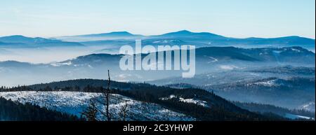 Vista sulle montagne di Moravskoslezske Beskydy con la collina di Lysa Hora dalla collina di Barania Gora in inverno i monti Beskid Slaski in Polonia Foto Stock