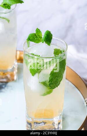 Cocktail di mela Bramley infuso alla menta con il cordiale elderflower Foto Stock