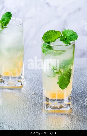 Cocktail di mela Bramley infuso alla menta con il cordiale elderflower Foto Stock