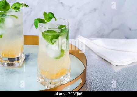 Cocktail di mela Bramley infuso alla menta con il cordiale elderflower Foto Stock