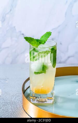 Cocktail di mela Bramley infuso alla menta con il cordiale elderflower Foto Stock