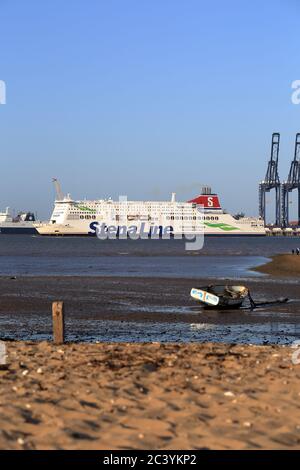 Stena Line traghetto Stena Britannica entrare al molo di Harwich/Felixstowe sulla strada per Parkstone Quay. Foto Stock