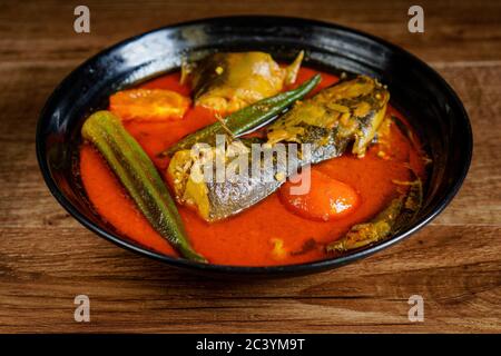 Pesce gatto con salsa di curry piccante e verdure Foto Stock