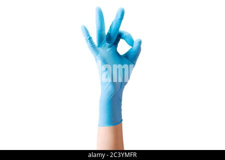 Mano del medico in guanti medici sterili in gesto di okay isolato su bianco Foto Stock