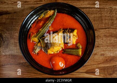 Pesce gatto con salsa di curry piccante e verdure Foto Stock