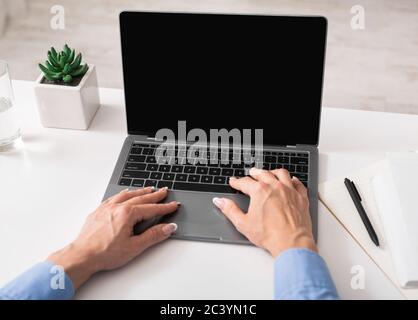 Chatta con il cliente e lavora con il documento. Donna di mezza età lavora al laptop Foto Stock