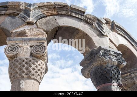 Capitale armeno-ionica parzialmente ricostruita in cima ad una delle colonne, le colonne della Cattedrale di Zvartnots, la Chiesa Armena Apostolica Ortodossa, Yereva Foto Stock