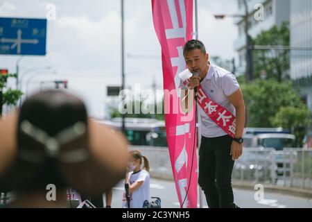 L'ex attore e legatore Yamamoto Taro ha tenuto un discorso durante la campagna elettorale gubernatorial di Tokyo a Tokyo, Giappone, il 23 giugno 2020. Yuriko Koike (non illustrato), il governatore in carica, dovrebbe essere rieletto nelle elezioni, che saranno votate il 05 luglio 2020. 23 giugno 2020 Credit: Nicolas Datiche/AFLO/Alamy Live News Foto Stock