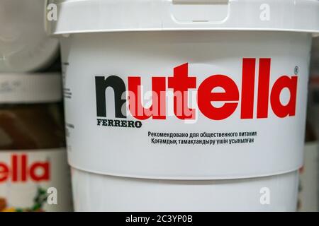 Tyumen, Russia-05 giugno 2020: Nutella, marchio popolare di una diffusione di cacao alla nocciola zuccherato, introdotto sul mercato nel 1964 dalla società italiana Fe Foto Stock