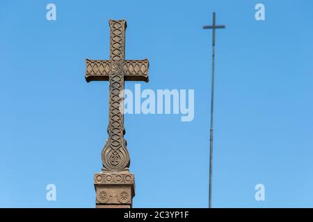 Due croci sulla collina sopra il monastero di Khor Virap, Armenia Foto Stock