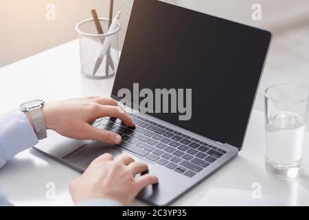 Lavorate con la tecnologia moderna in remoto da casa o dal luogo di lavoro Foto Stock
