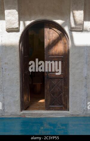 Vecchia porta di legno antico a metà apertura. Aprire la porta della stanza. Foto Stock