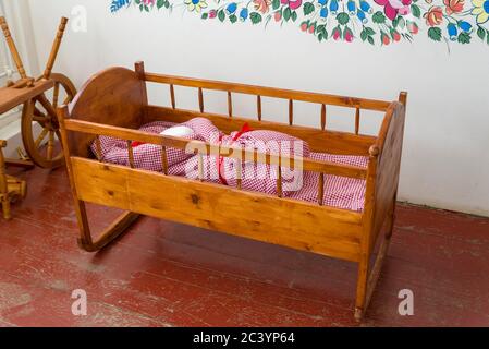 Culla in legno per bambini in camera. Il concetto di camera per bambini arredamento casa. Foto Stock