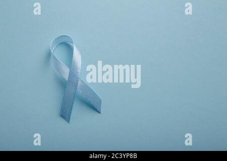 Nastro blu di consapevolezza del cancro della prostata. Uomini sanità Foto Stock