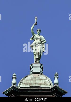 Lipsia, Germania. 23 Giugno 2020. La scultura in bronzo 'la verità' incorona la cupola del Tribunale amministrativo federale. Lo stesso giorno, la Corte sta sentendo diverse cause contro i piani per una sezione dell'Autobahn 49 nel centro dell'Assia. I vestiti sono stati depositati dalla Federazione per l'ambiente e la conservazione della natura Germania (BUND) in Assia così come parecchi individui privati. Credit: Jan Woitas/dpa-Zentralbild/dpa/Alamy Live News Foto Stock